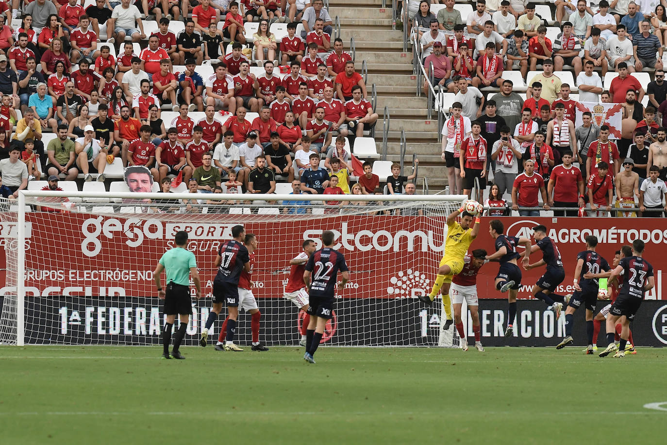 La derrota del Real Murcia frente al Yeclano ante su afición, en imágenes