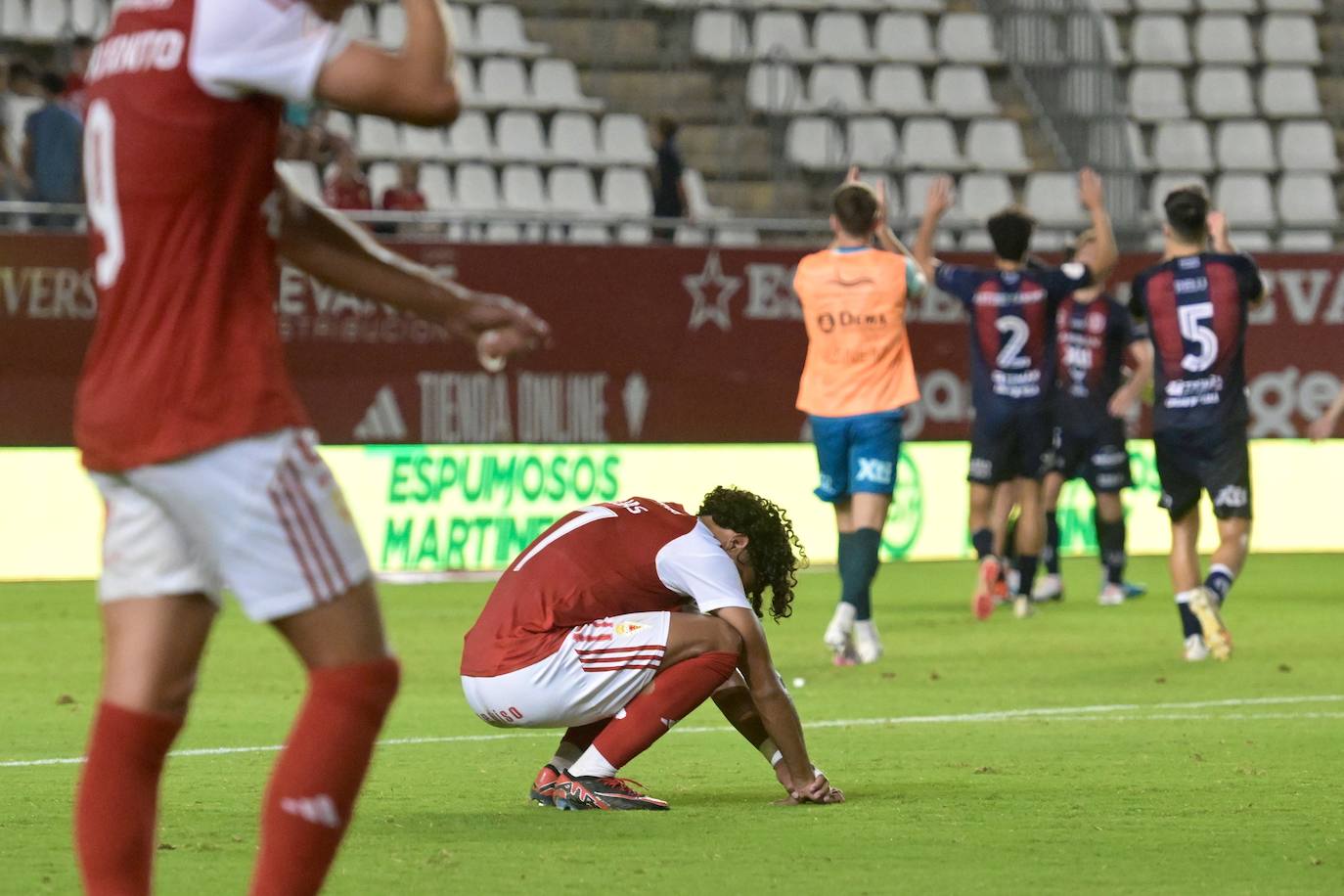 La derrota del Real Murcia frente al Yeclano ante su afición, en imágenes