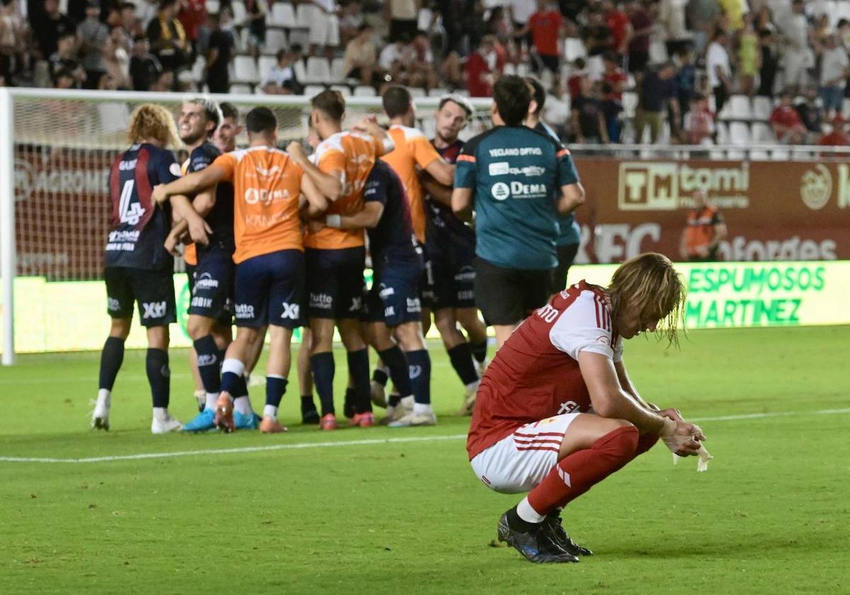 La derrota del Real Murcia frente al Yeclano ante su afición, en imágenes