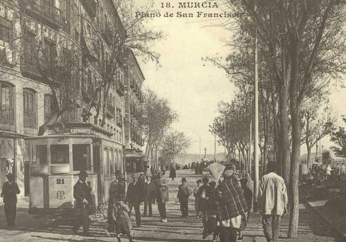 Plano San Francisco. El antiguo tranvía abriéndose paso a duras penas entre los peatones en el corazón de la urbe, en la bajada del Puente Viejo a la izquierda.
