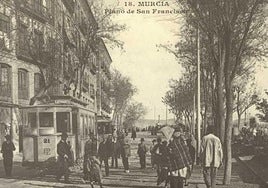 Plano San Francisco. El antiguo tranvía abriéndose paso a duras penas entre los peatones en el corazón de la urbe, en la bajada del Puente Viejo a la izquierda.