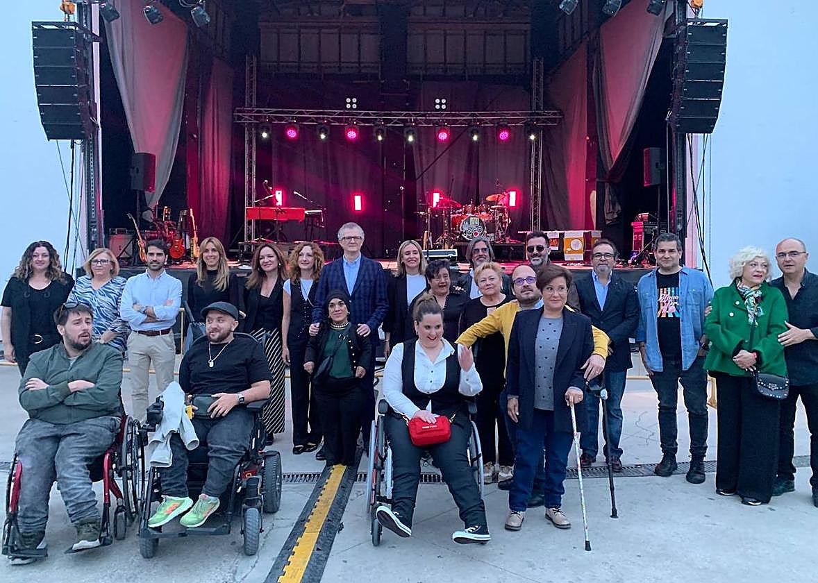 El consejero de Salud, junto a los miembros de Amupheb y otras autoridades, en un concierto solidario a beneficio de la asociación celebrado el pasado mes de abril.