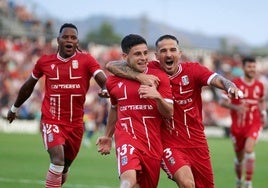 Los jugadores del Cartagena celebran el gol del 1-2 de Pocho Román.