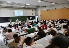 Alumnos se examinan de la Ebau en una imagen de archivo.