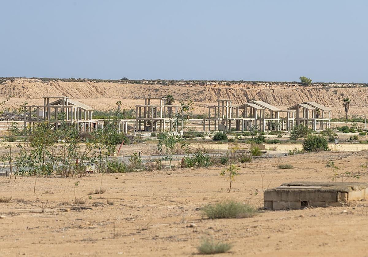 Estado actual de las edificaciones en la urbanización El Escobar, en la pedanía de Jerónimo y Avileses.