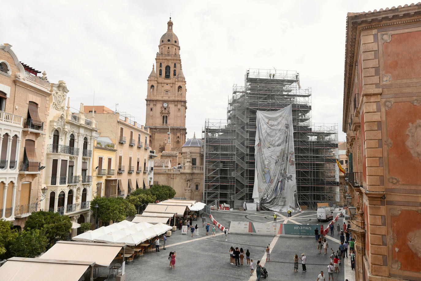Los trabajos de retirada de la lona de la Catedral, en imágenes