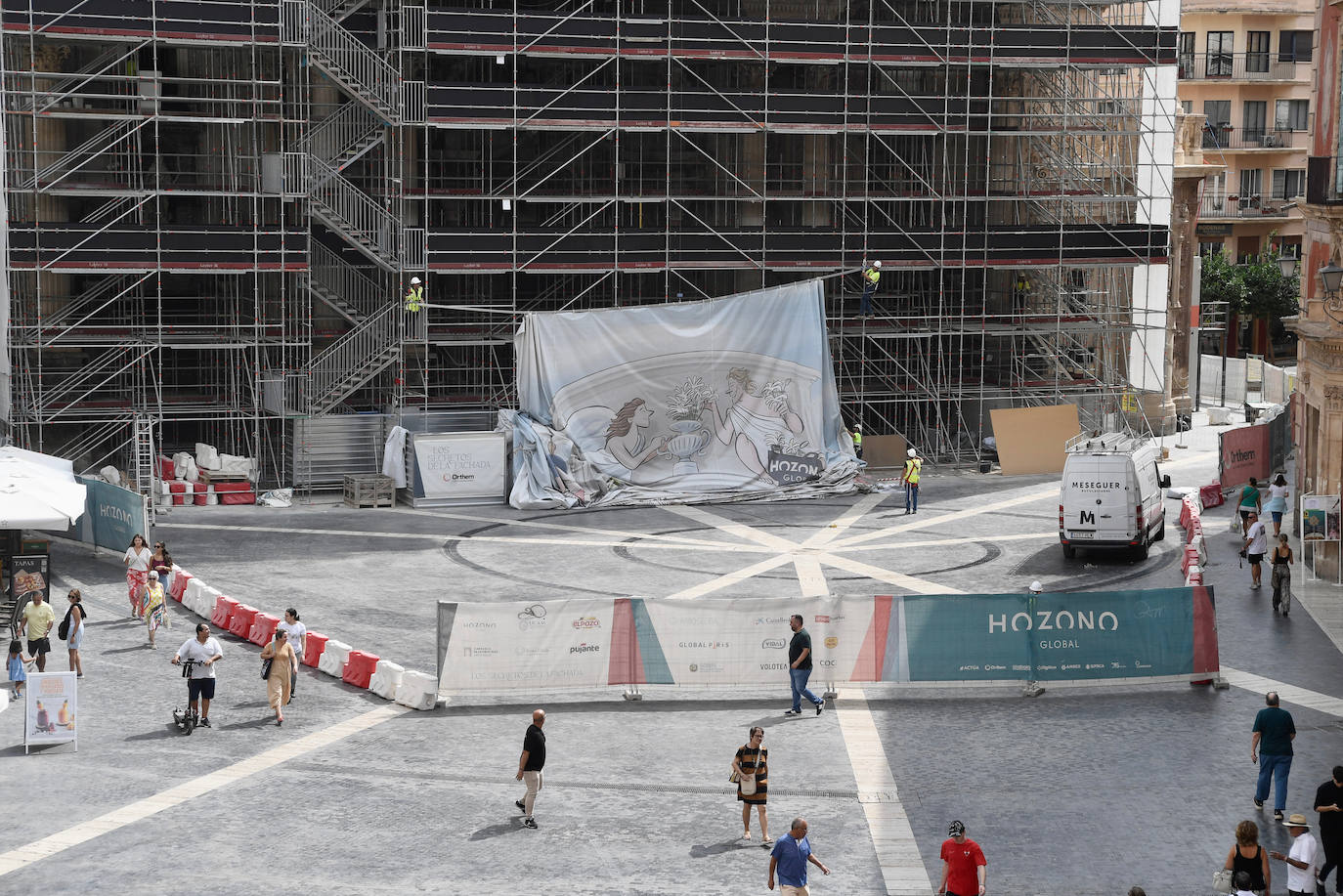 Los trabajos de retirada de la lona de la Catedral, en imágenes