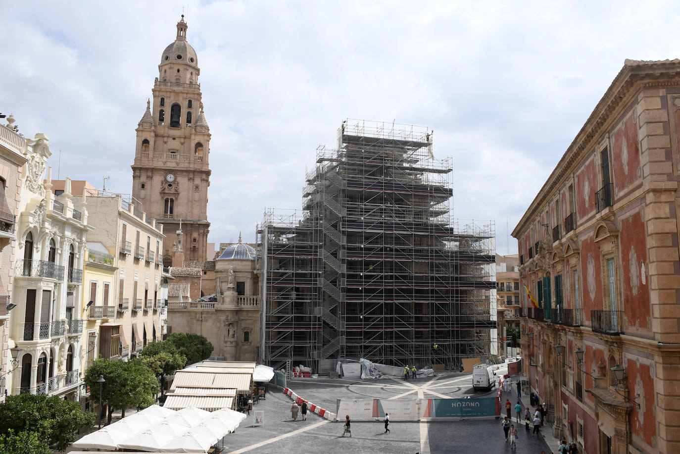 Los trabajos de retirada de la lona de la Catedral, en imágenes