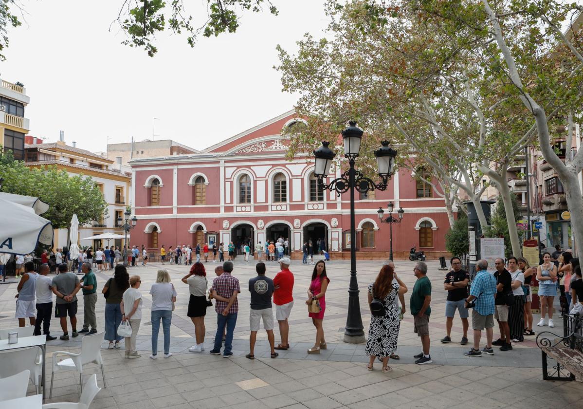 Colas, este lunes, en Lorca para comprar las entradas para la corrida de toros de la feria.