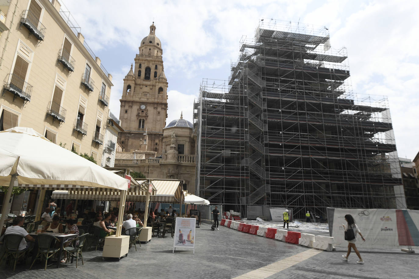 Los trabajos de retirada de la lona de la Catedral, en imágenes