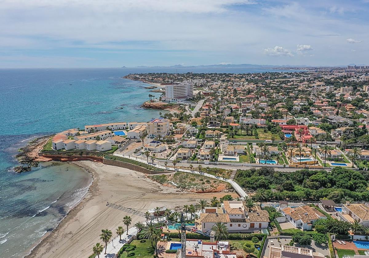 Vista aérea de las playas y las urbanizaciones que conforman Orihuela Costa en un día de verano.