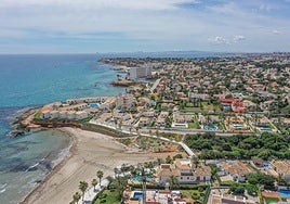 Vista aérea de las playas y las urbanizaciones que conforman Orihuela Costa en un día de verano.