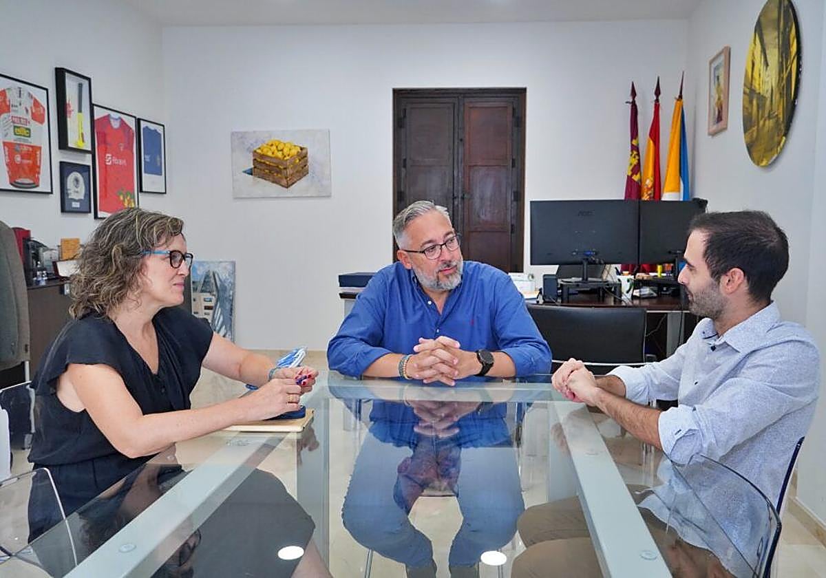 El alcalde de Santomera, Víctor Martínez, y María Tornel, concejal de Educación, reciben al estudiante Pablo Martínez López.