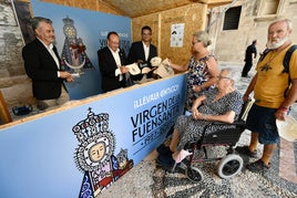 Caseta instalada en la plaza de la Cruz donde podrán adquirirse artículos con la nueva imagen de la Virgen de la Fuensanta, este lunes, junto a la Catedral de Murcia.