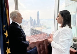 La consejera de Agua, Agricultura, Ganadería y Pesca, Sara Rubira, con el cónsul general de España en Hong Kong, Miguel Aguirre de Cárcer.