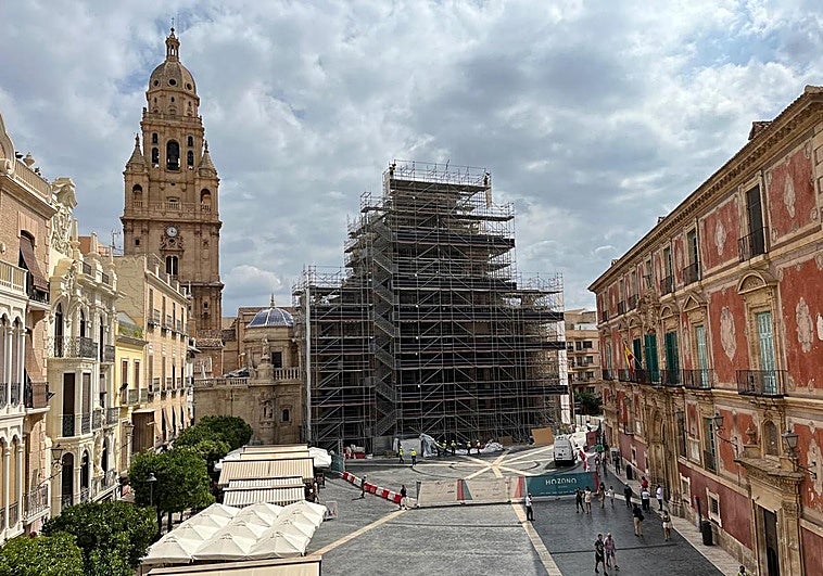 Trabajos de retirada de la lona de la Catedral de Murcia.