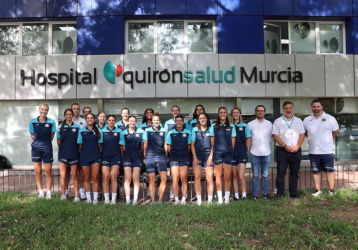 El Equipo de Hozono Jairis a la entrada del Hospital Quirónsalud Murcia