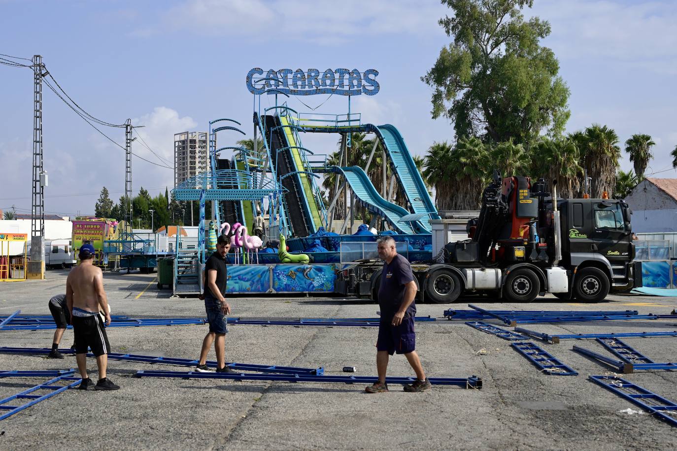 La instalación de las atracciones de la Feria de Septiembre de Murcia, en imágenes