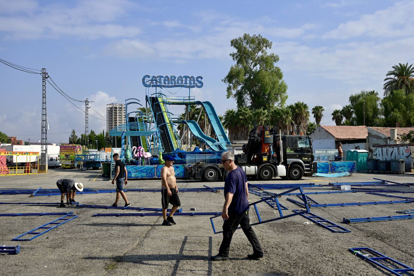 La instalación de las atracciones de la Feria de Septiembre de Murcia, en imágenes