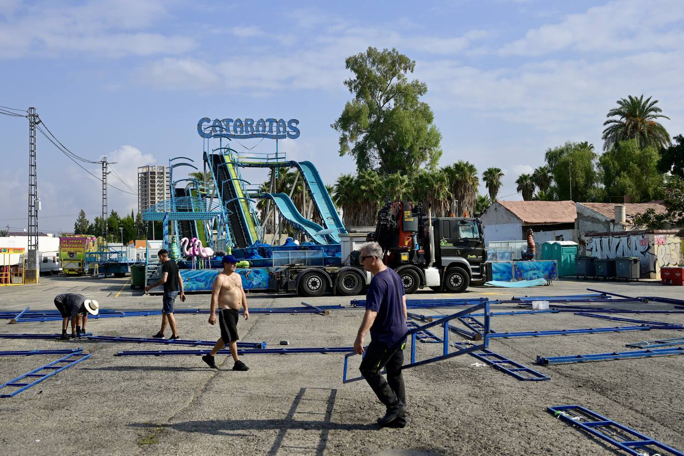 La instalación de las atracciones de la Feria de Septiembre de Murcia, en imágenes