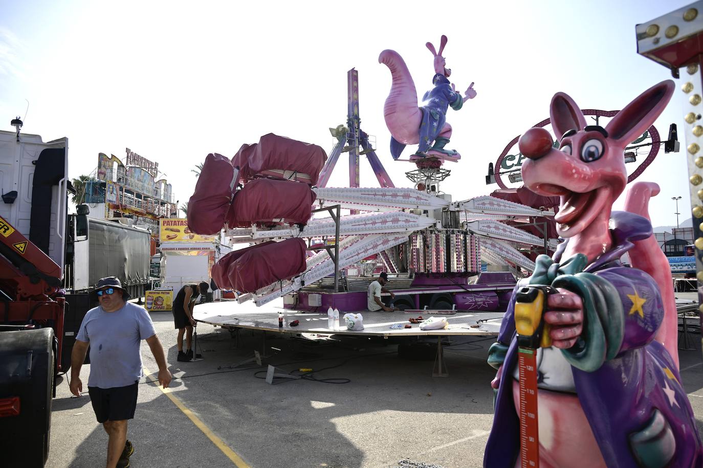 La instalación de las atracciones de la Feria de Septiembre de Murcia, en imágenes