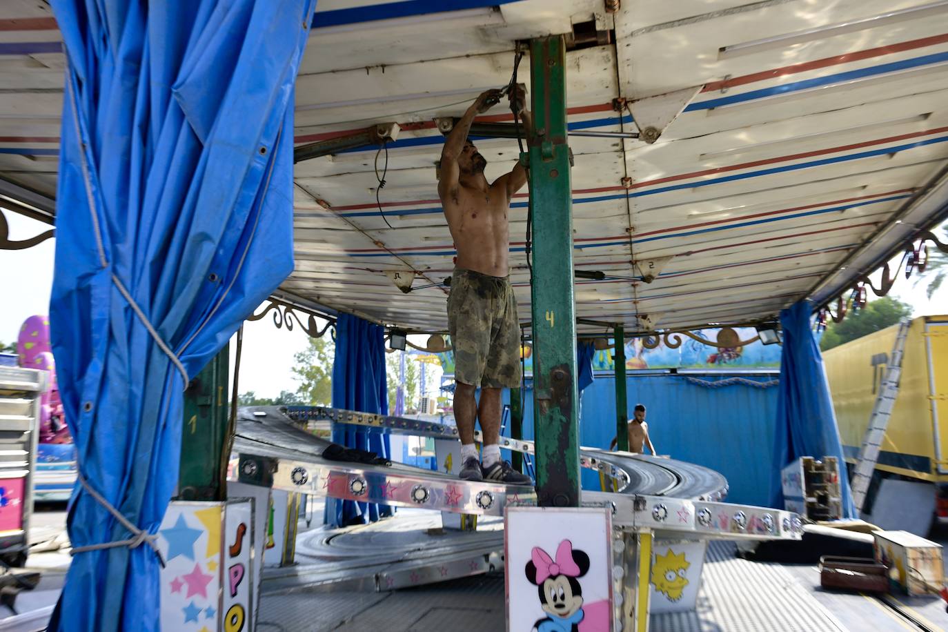 La instalación de las atracciones de la Feria de Septiembre de Murcia, en imágenes