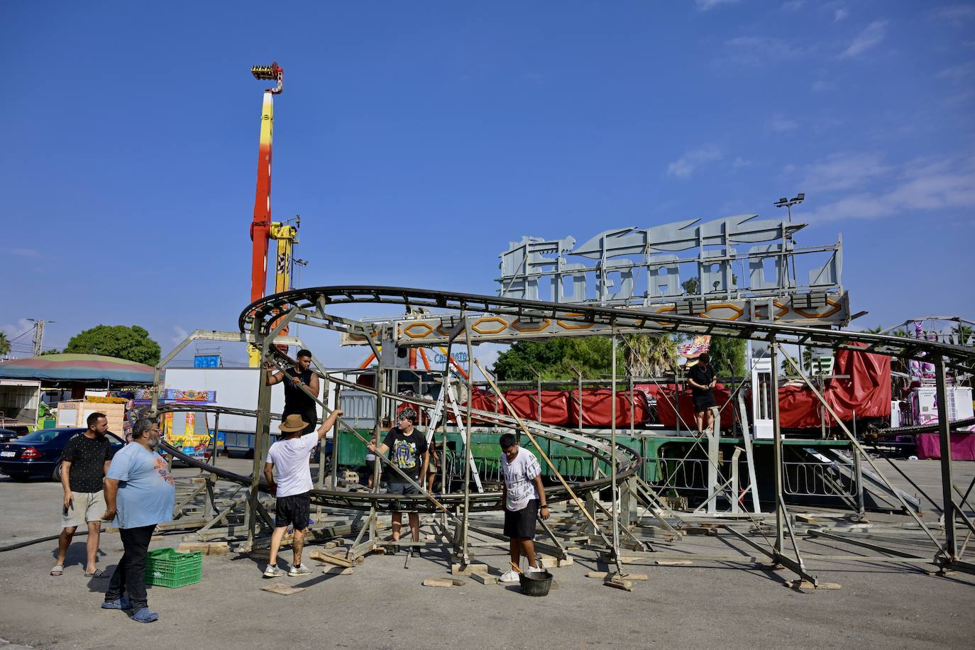 La instalación de las atracciones de la Feria de Septiembre de Murcia, en imágenes