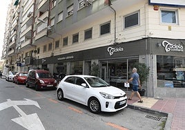 Zona de aparcamiento para residentes a la puerta de la cafetería-confitería Tudela, que recuperará la terraza covid.