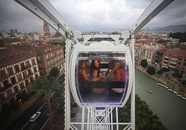 Un momento de la visita realizada ayer por los profesionales de los medios a la noria, que será inaugurada mañana.