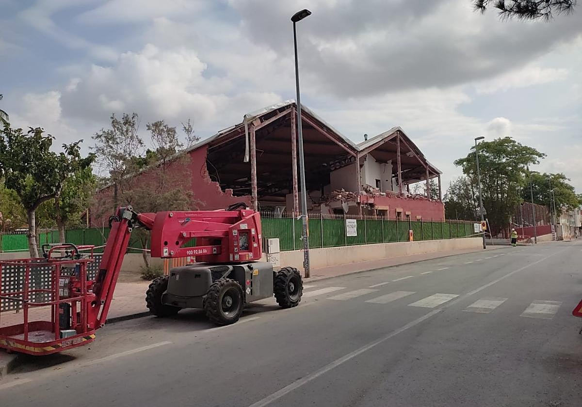 La demolición de la sede de la peña huertana comenzó ayer.