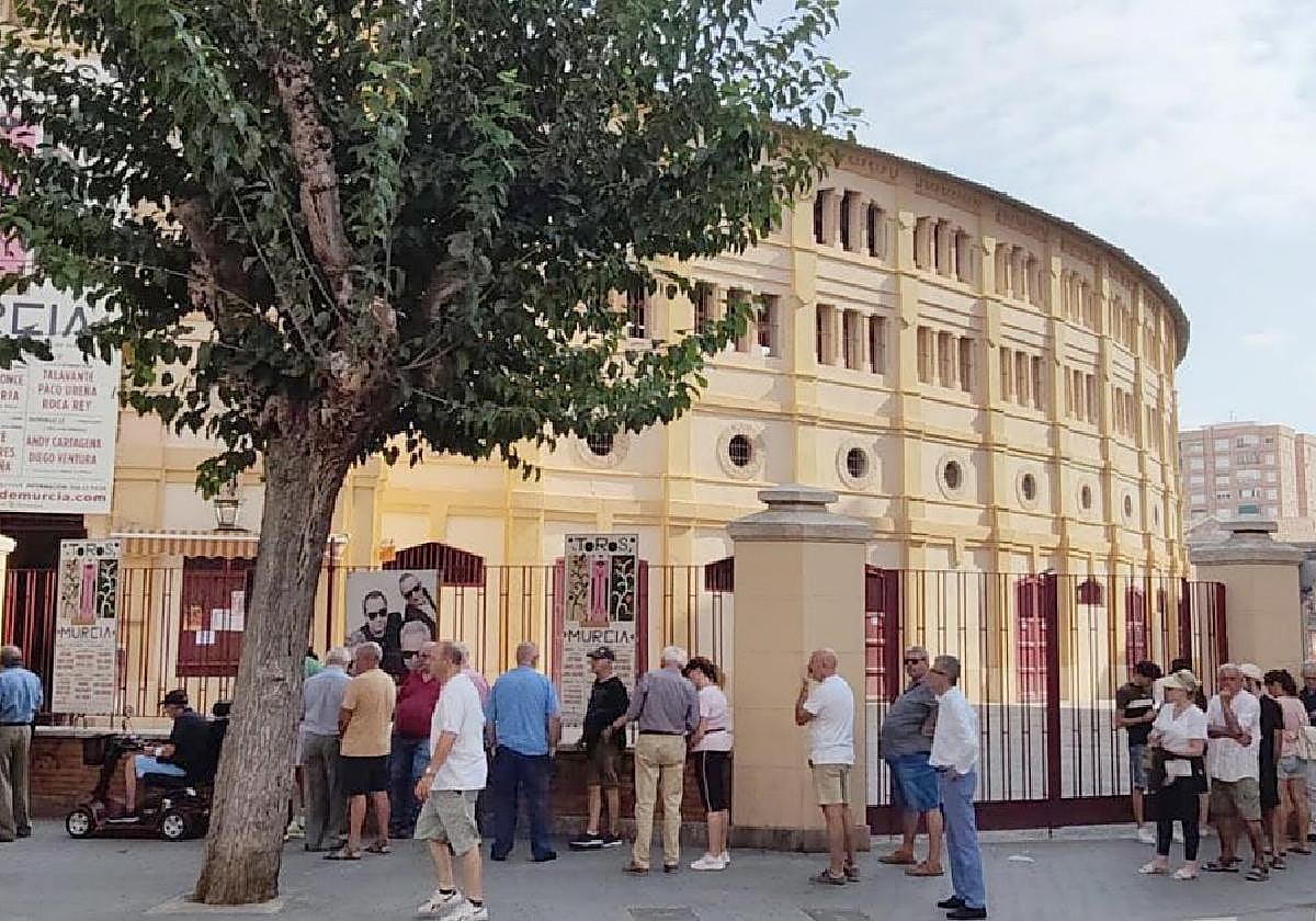 Colas en La Condomina para comprar entradas