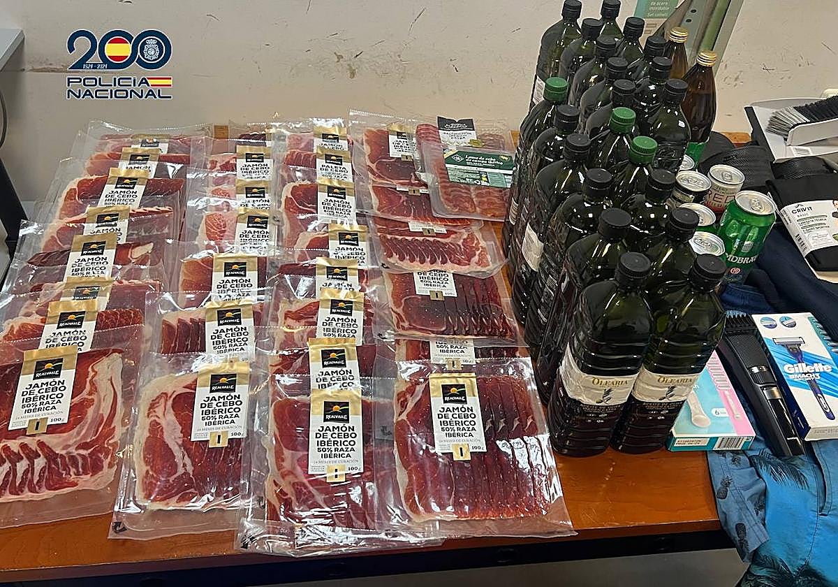 Productos incautados por la policía tras la detención de dos personas.