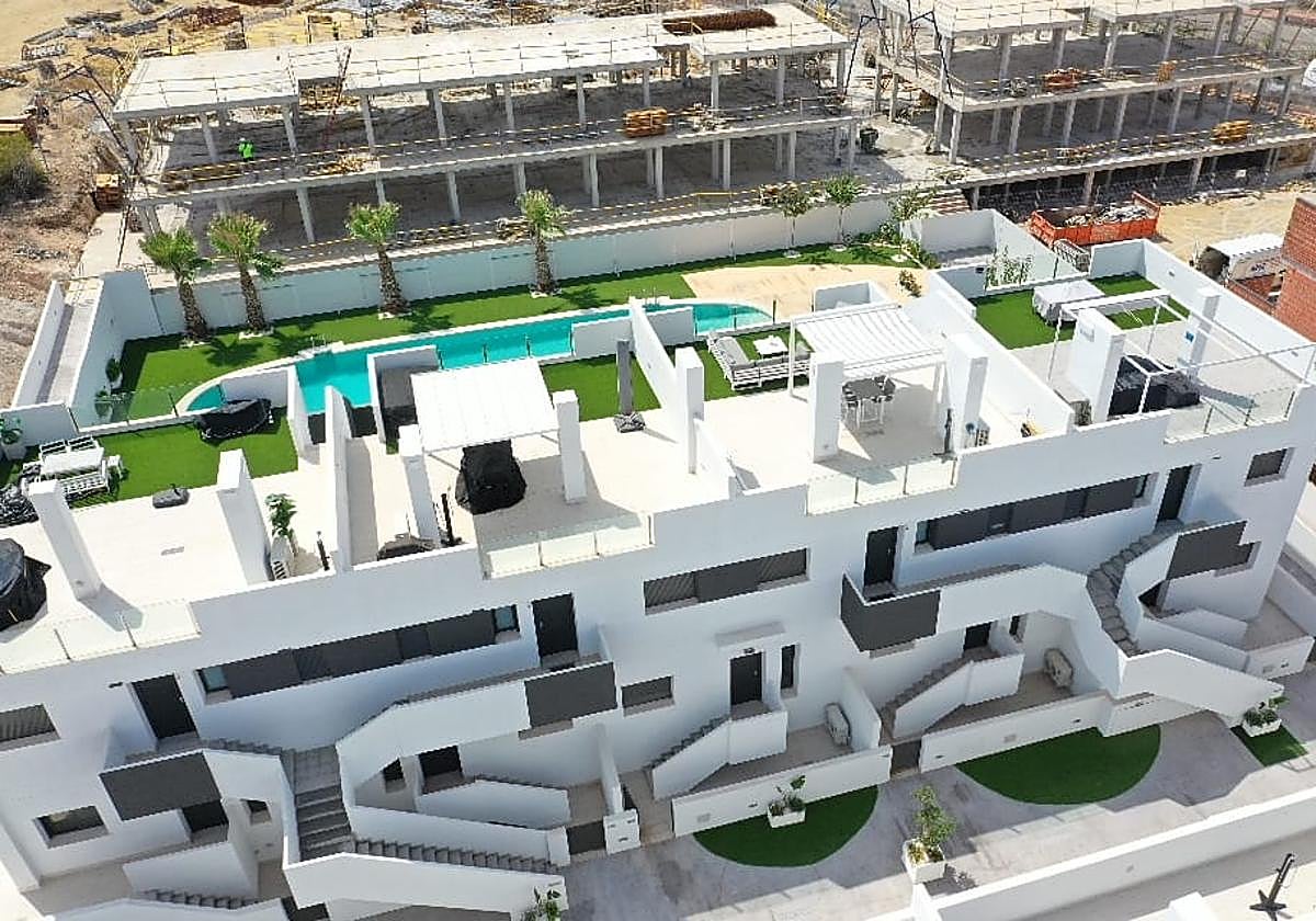 Vista aérea de una promoción en construcción en el sector La Coronelita de Torrevieja.