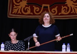 La socialista Amparo Serrano sostiene la vara de la alcaldía de Callosa.