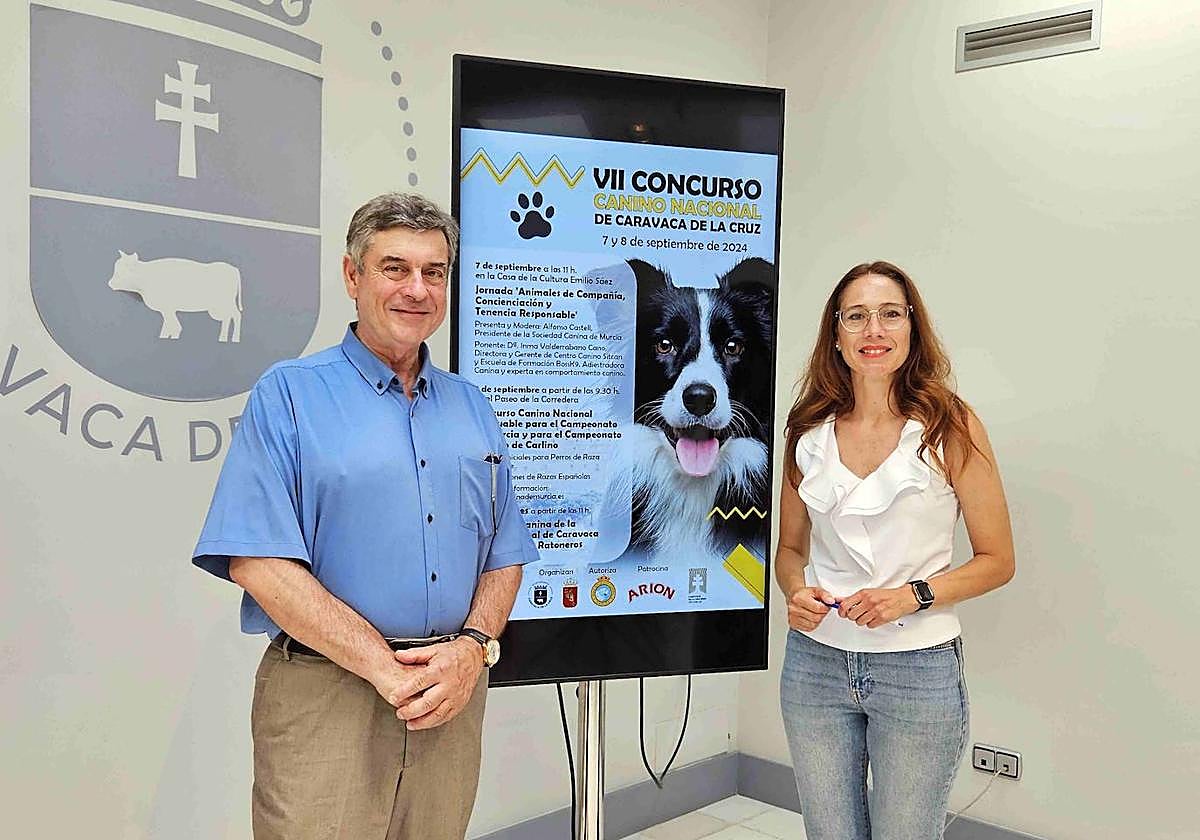 La concejala de Protección Animal, Ana Belén Martínez, junto con el presidente de la Sociedad Canina de Murcia, Alfonso Castells.