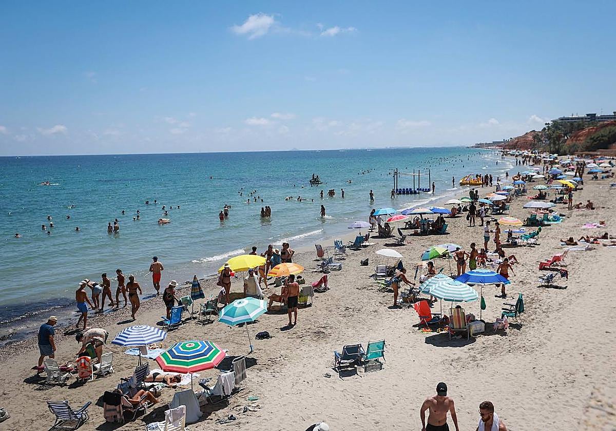 Imagen de archivo de una playa de Orihuela Costa.