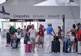 Pasajeros recién llegados al Aeropuerto Internacional de la Región, en una imagen de este verano.