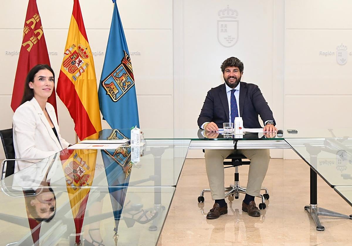 La alcaldesa María Cánovas y López Miras, ayer, en San Esteban.