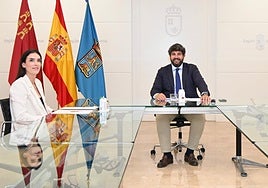 La alcaldesa María Cánovas y López Miras, ayer, en San Esteban.