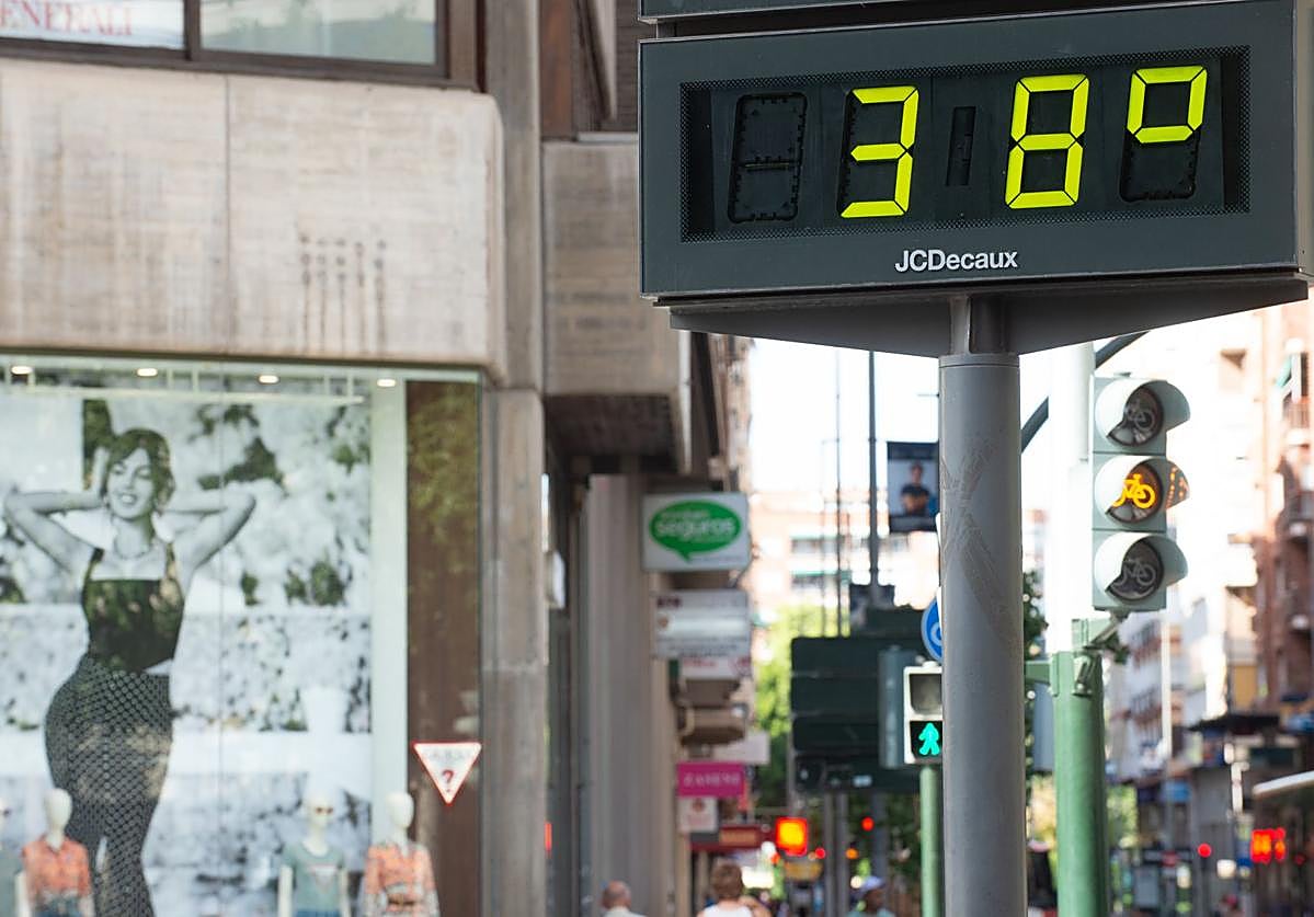 Un termómetro marca 38 ºC en una calle del centro de Murcia, el pasado mes de agosto.