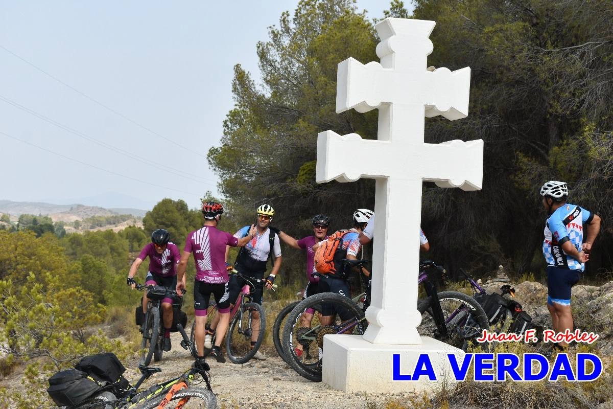 Pedaleando cientos de kilómetros para rezar ante la Vera Cruz de Caravaca