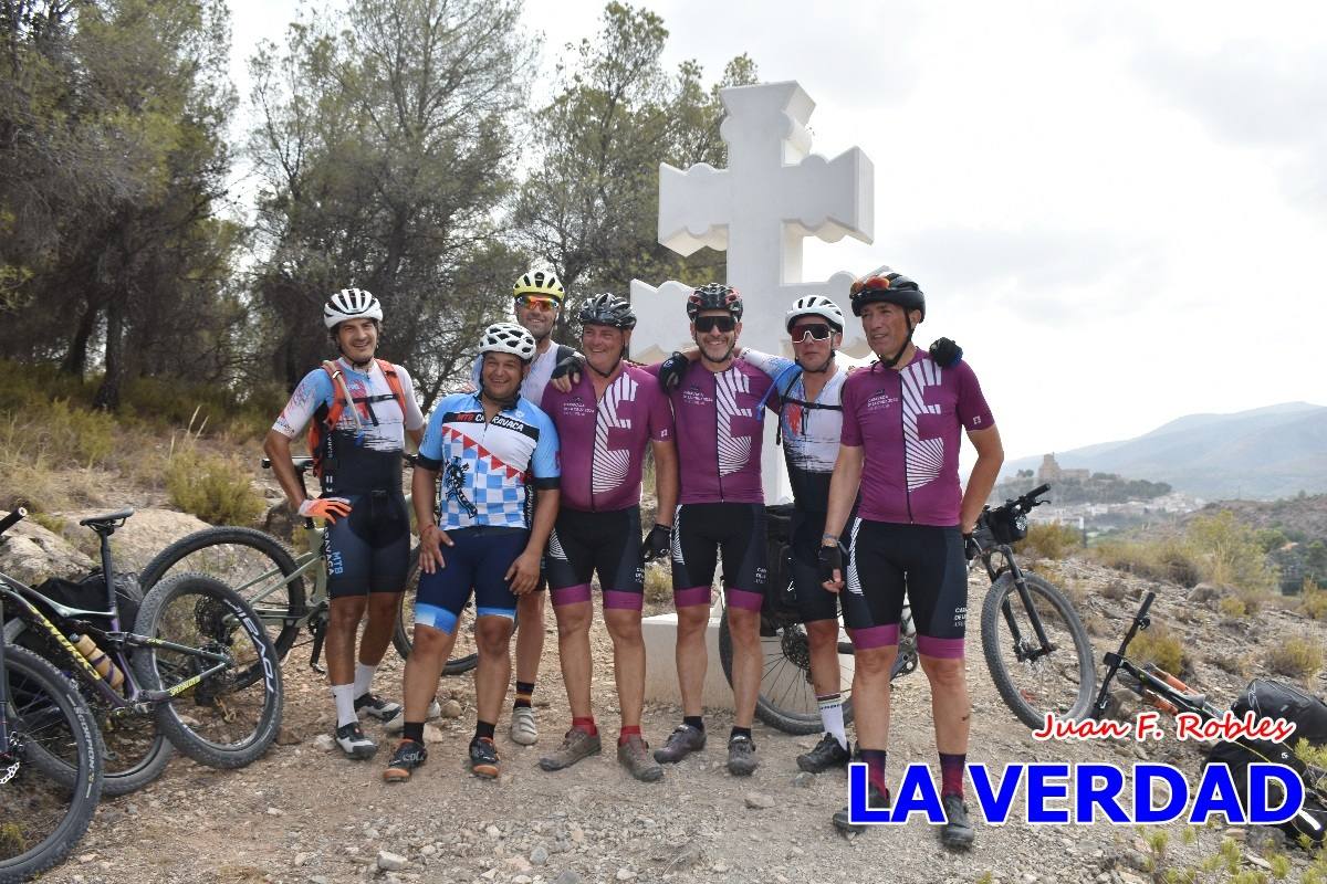 Pedaleando cientos de kilómetros para rezar ante la Vera Cruz de Caravaca