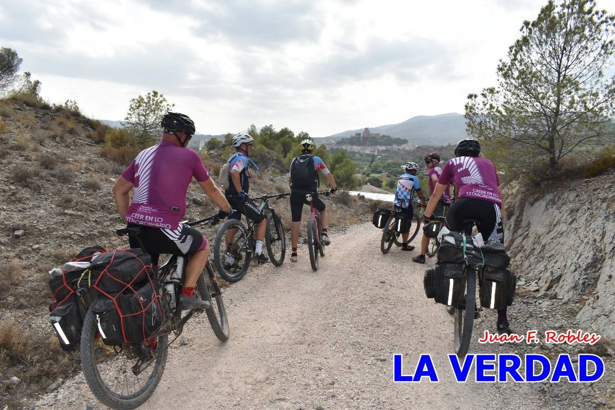 Pedaleando cientos de kilómetros para rezar ante la Vera Cruz de Caravaca