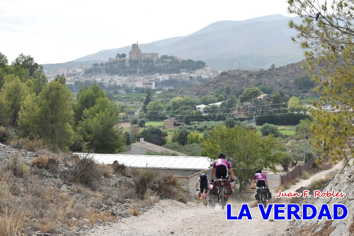 Pedaleando cientos de kilómetros para rezar ante la Vera Cruz de Caravaca