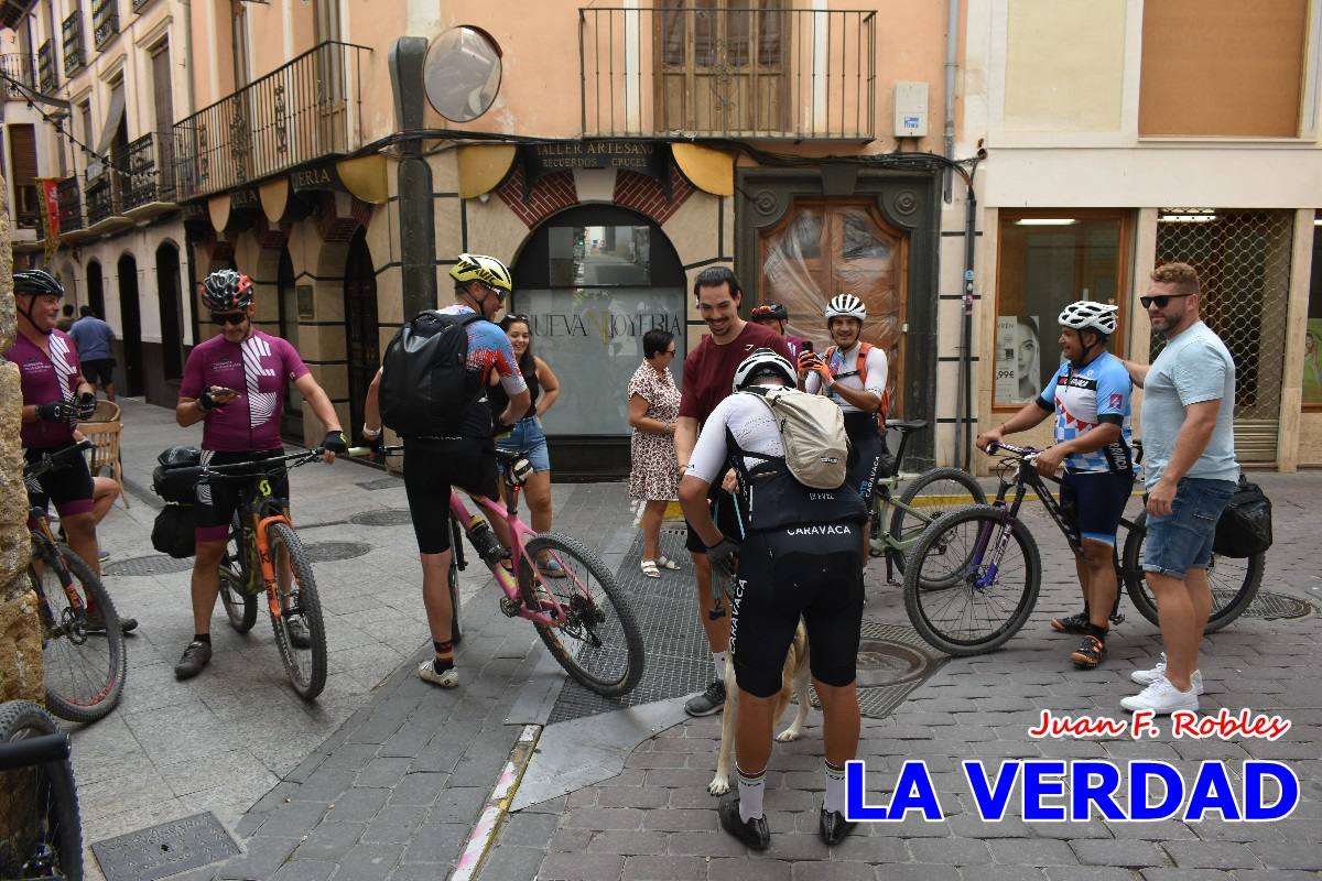 Pedaleando cientos de kilómetros para rezar ante la Vera Cruz de Caravaca