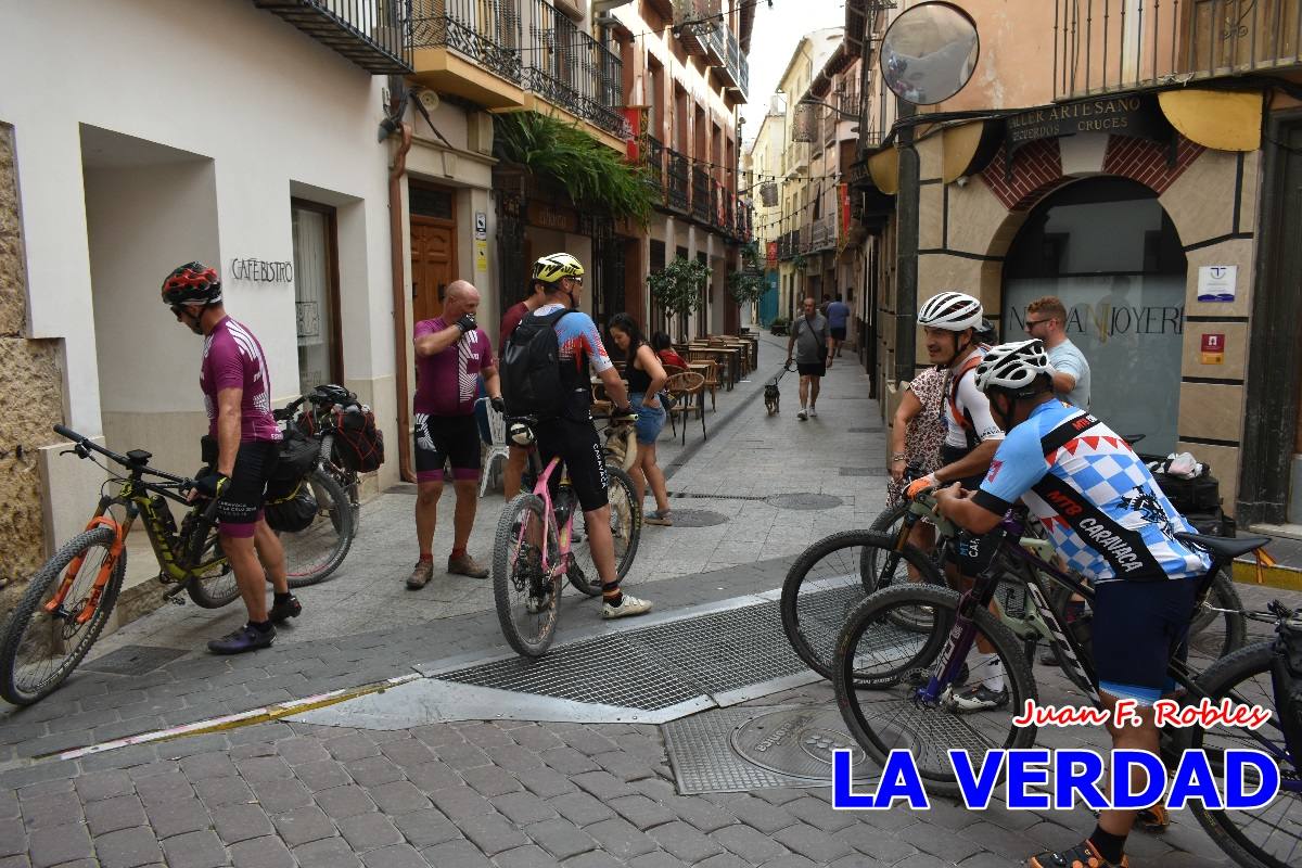 Pedaleando cientos de kilómetros para rezar ante la Vera Cruz de Caravaca