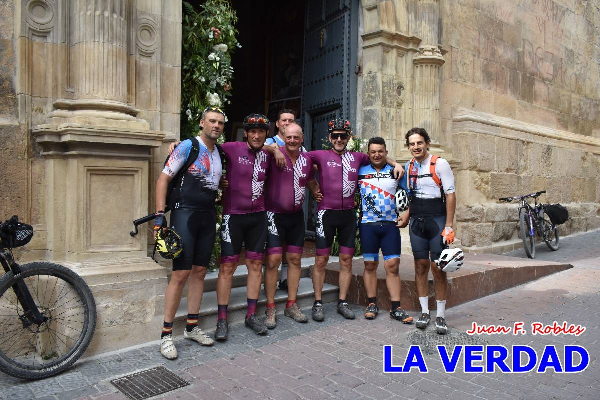 Pedaleando cientos de kilómetros para rezar ante la Vera Cruz de Caravaca