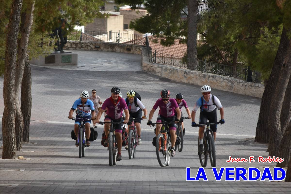 Pedaleando cientos de kilómetros para rezar ante la Vera Cruz de Caravaca