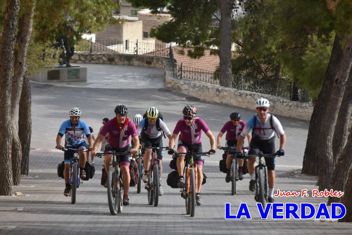 Pedaleando cientos de kilómetros para rezar ante la Vera Cruz de Caravaca