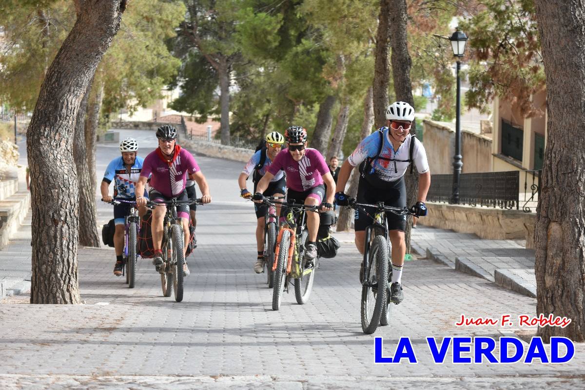 Pedaleando cientos de kilómetros para rezar ante la Vera Cruz de Caravaca